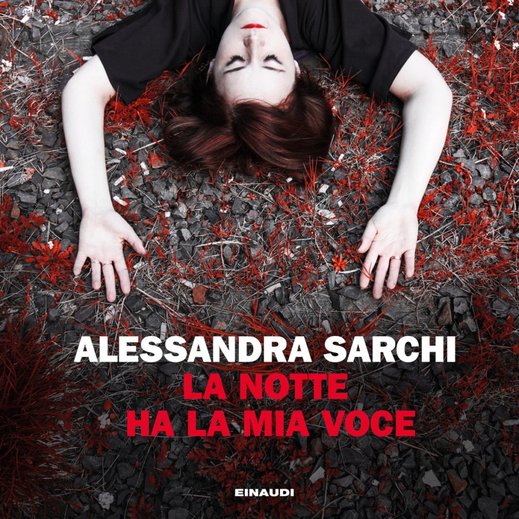Copertina del libro La notte ha la mia voce di Alessandra Sarchi