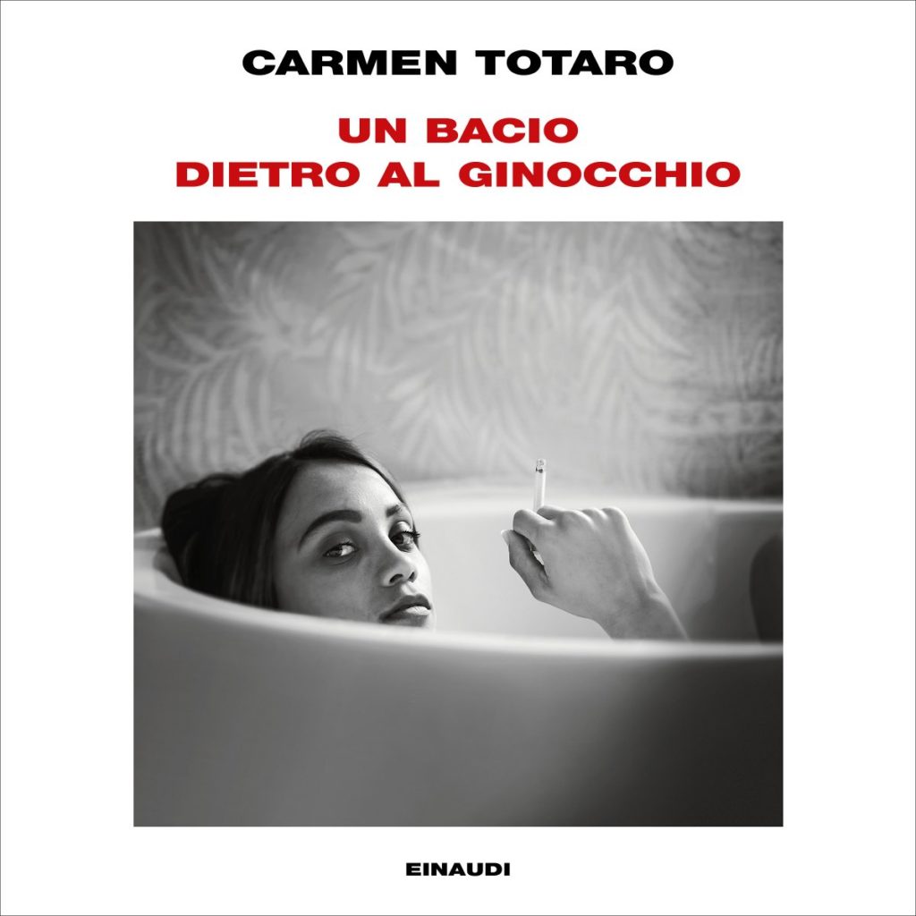 Copertina del libro Un bacio dietro al ginocchio di Carmen Totaro