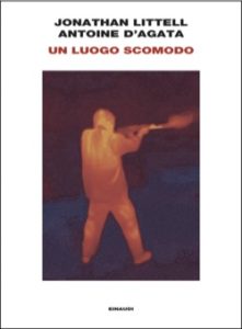 Copertina del libro Un luogo scomodo di Jonathan Littell, Antoine d'Agata